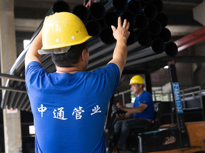 中通管業(yè)叉車搬運(yùn)中